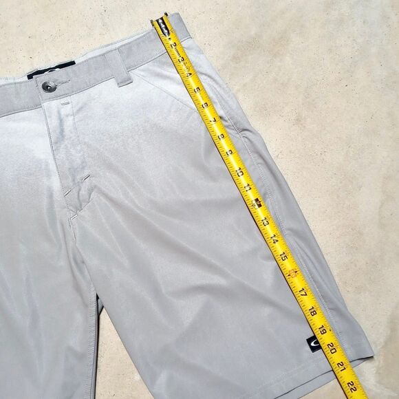 Oakley Performance Shorts Size 34 Golf Moisture Wicking Comfort Grey Ombre - Picture 6 of 7